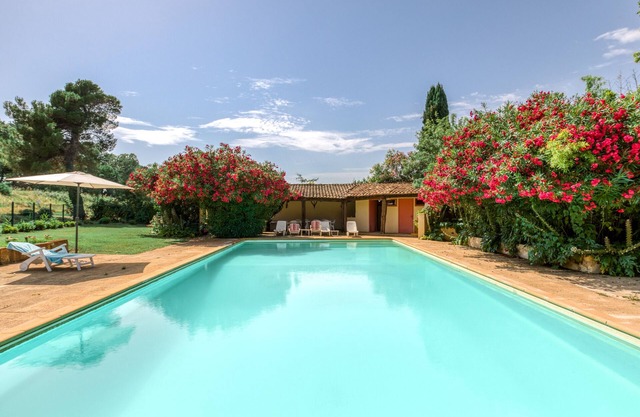 Holiday Home 'Réattu' with Shared Pool, Wi-Fi and Air Conditioning
