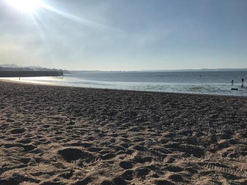Holiday Home with free parking & 4min to Edinburgh Warverly