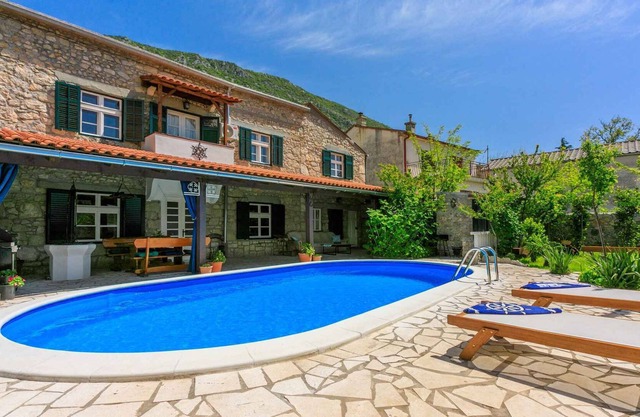 Holiday home with outdoor swimming pool and summer kitchen
