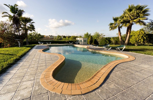 Holiday homes on property with vines and collective pool near the Praia da Luz