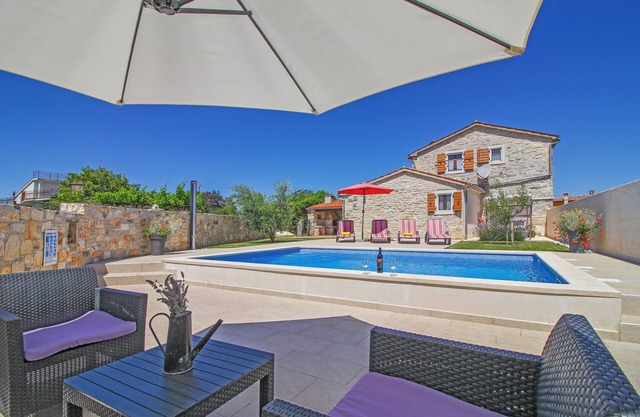 Holiday house Dolores * fenced garden, private pool, BBQ, free WiFi