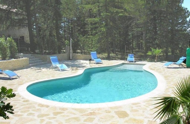 Holiday house in Provence with private heated swimming pool.