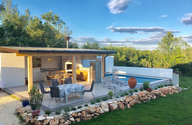 Holiday house with pool and summer kitchen, only 5 min. from the beach