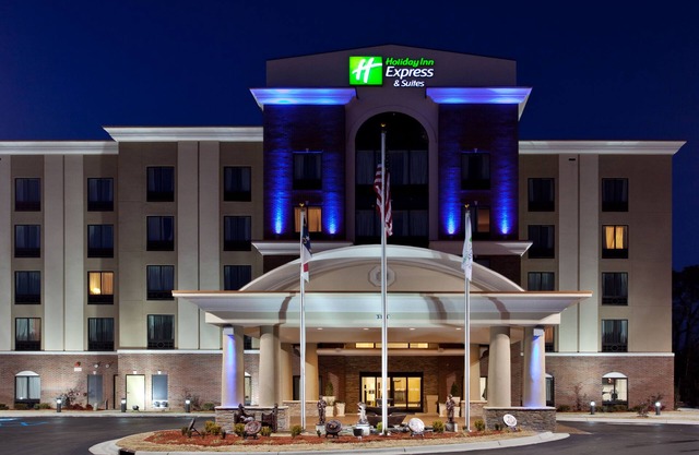 Holiday Inn Express & Suites Hope Mills-Fayetteville Arpt by IHG