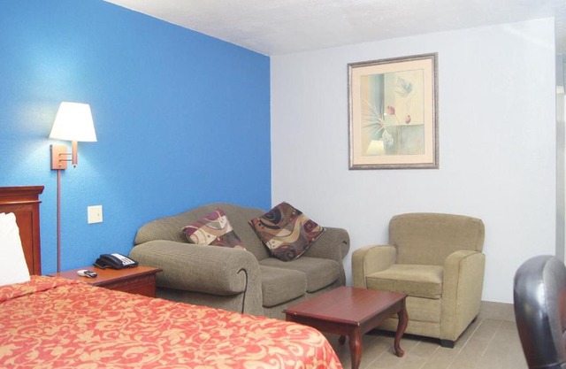 Holiday Lodge & Suites