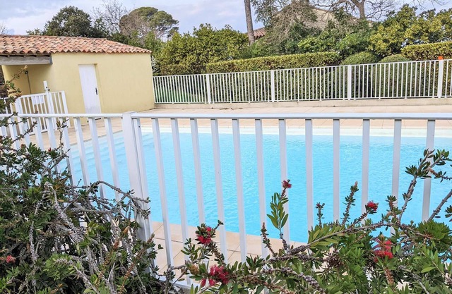 Holiday rentals in Six-fours with swimming pool and private parking and 800m from the beach