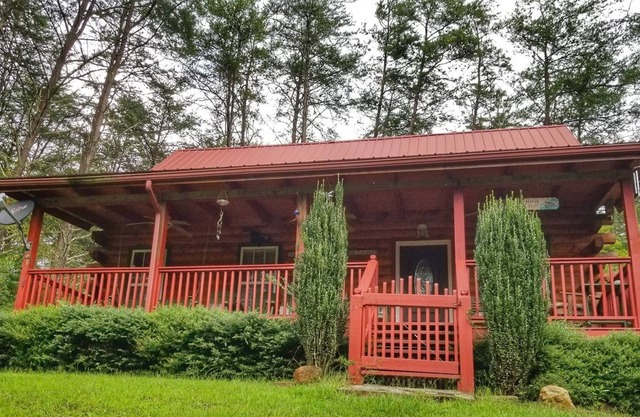 Holly Hill- Hot Tub,Pool Table minutes to Ocoee whitewater rafting, walk to creek, Pet friendly