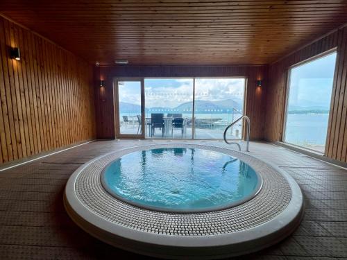 Holly Tree Hotel, Swimming Pool & Hot Tub