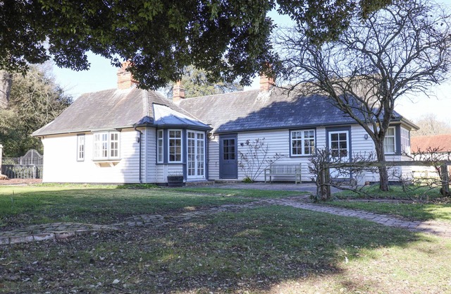 HOLM OAK LODGE, character holiday cottage, with open fire in Weeley
