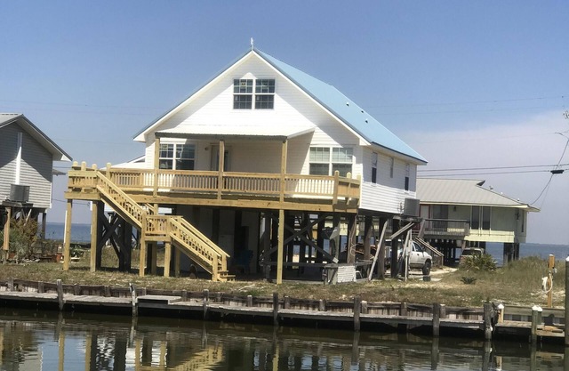 Home on water w/boat dock. 3 bed, 3 bath. Sleeps 9. Sunsets, beaches, fishing.