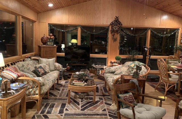 Home Sweet Home, Spacious Sunroom & Fun Deck!