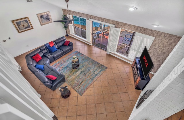 Home with pool, games and relaxation, in the middle of it all!