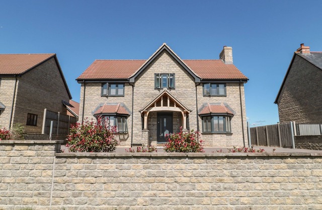 HOMELAND, family friendly, with a garden in Somerton