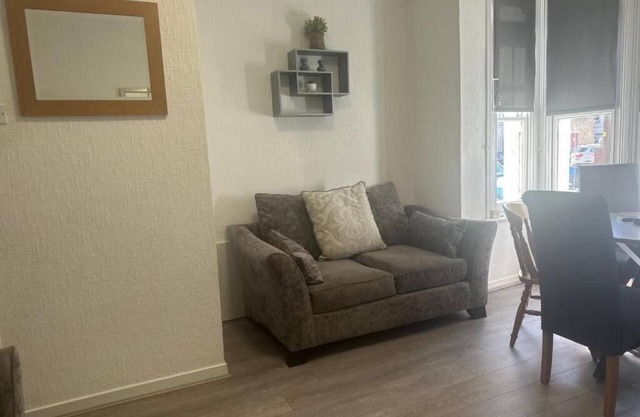 Homely & Comfy 2BR Nr High Street & Beach by Everhome Ltd