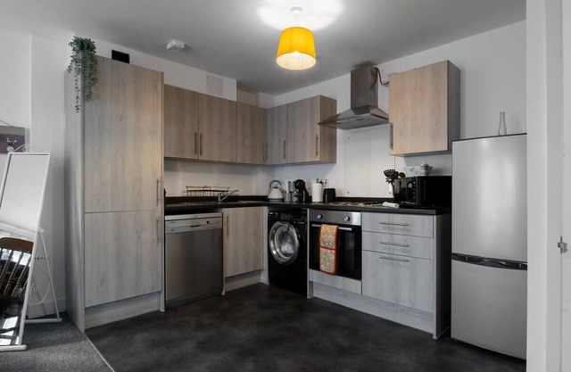 Homely Spacious 2 Bed 2 Bath Residence