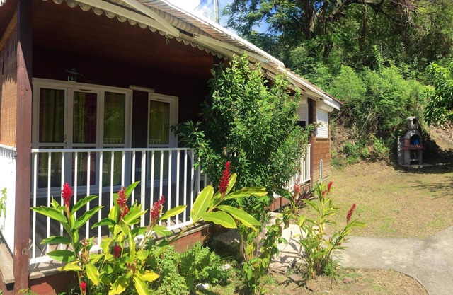Bungalow Chambres À Bouillante La Plage Aménagée Et 