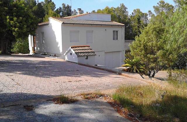 Homerez - Charming Chalet in Valencia with Year-Round Pool