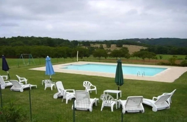 Homerez - Family house with pool in Salviac
