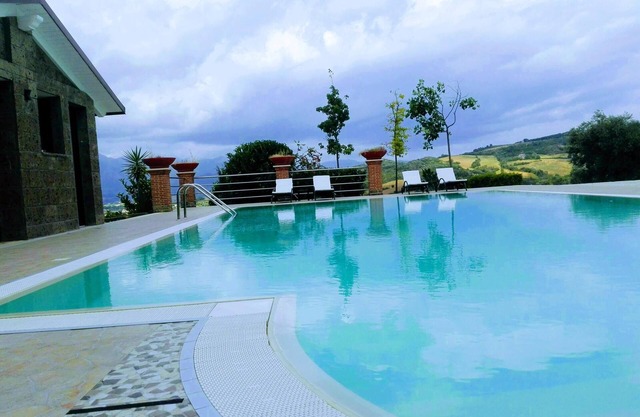Homerez - Nice house for 6 ppl. with shared pool and garden at Bosco di Caiazzo