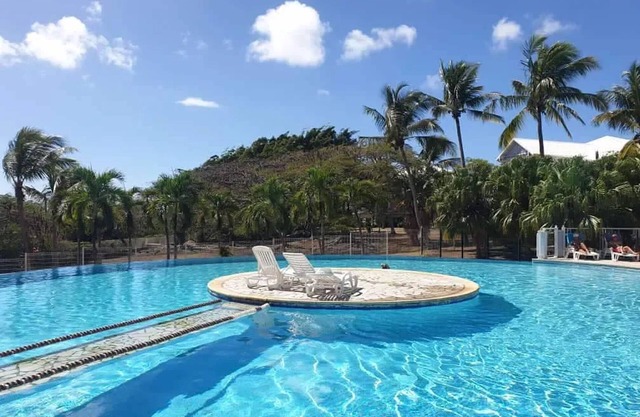 Bungalow Chambres Piscine Partagée Jardin Clos Et À Km La Plage 