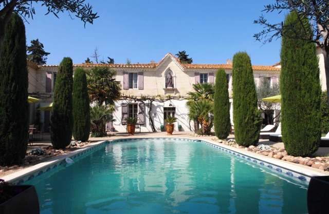 Homerez - Villa in Saint-Gilles with Pool