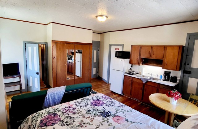 Homey Caretakers Room in historic Manor House!