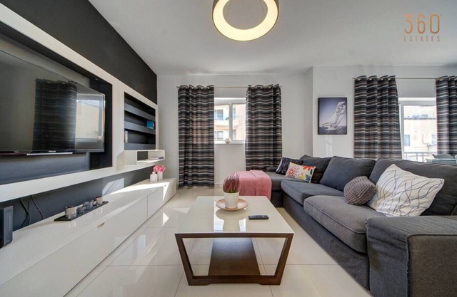 Homey & Modern 2BR home in an amazing location