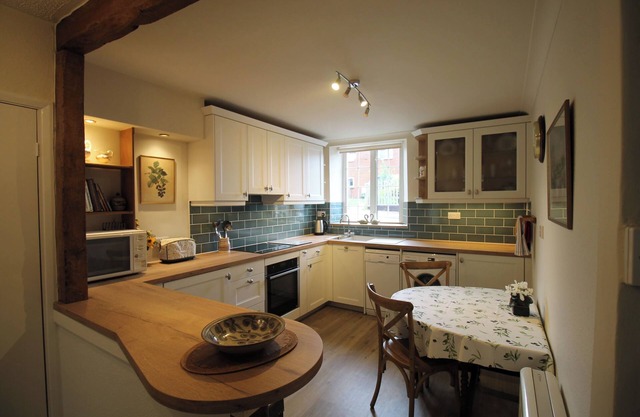 Homley Cottage in pretty Devon village, great location for walks & birdwatching!