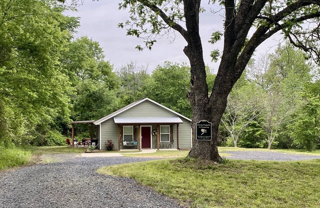 Honey Bee Cottage, ez trailer parking 🔥place, king, paved,🔥pit , Fast WIFI 3tvs