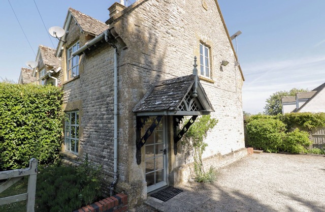 HONEYSUCKLE COTTAGE, family friendly, with open fire in Longborough
