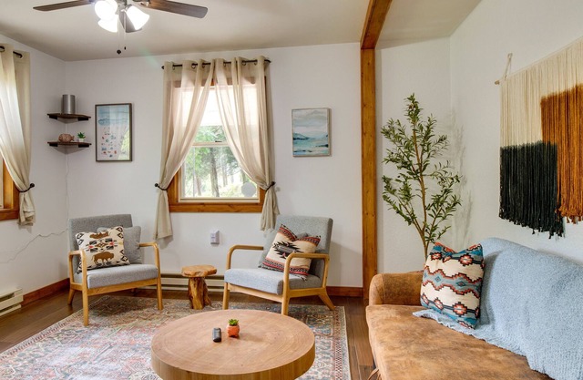 ‘Honeysuckle Hill Cottage’ Near Downtown Eminence!