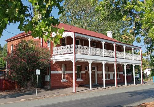 Honeysuckle Inn - Violet Town