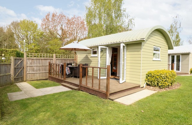 HONEYSUCKLE, pet friendly, country holiday cottage in Banham