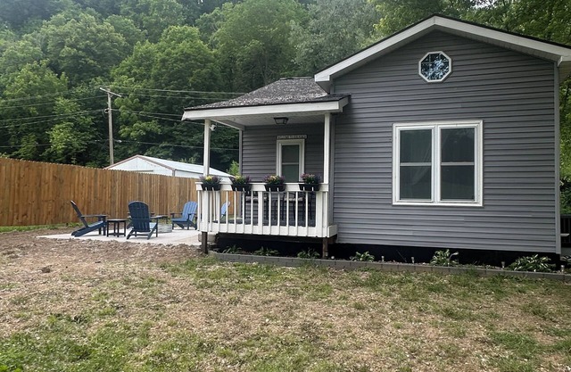 Hooks & Honkers Hideout - Cozy 2BR Retreat Near Mississippi River!