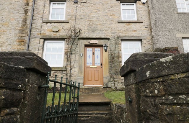 HOPE COTTAGE, character holiday cottage in West Witton