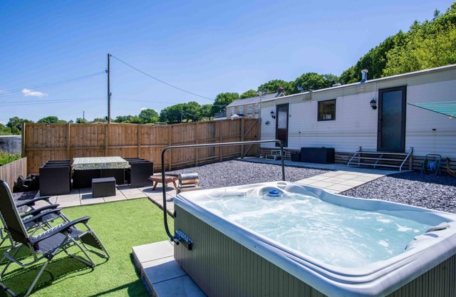 Hopkins Retreat - 3 Bedroom Caravan - Hot Tub