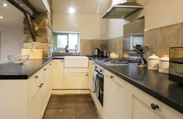HORSESHOE COTTAGE, pet friendly, with a garden in Great Ayton