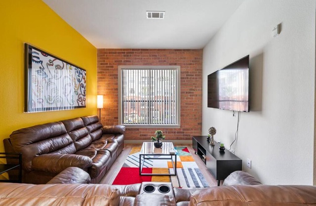 Hot Spot Loft mins from Galleria