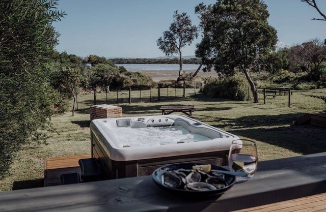 Hot tub and pet friendly!