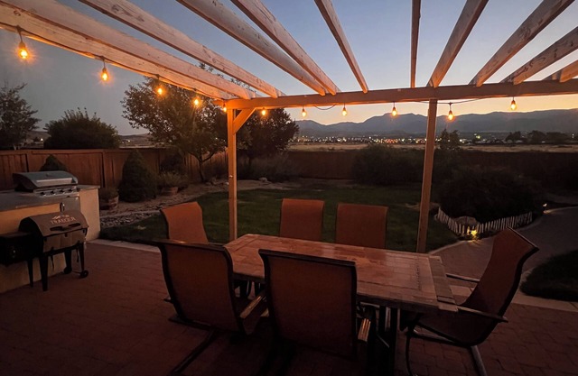 HOT TUB, AC,MOUNTAIN VIEW, OUTDOOR DINING AREA & PET FRIENDLY, EV plug