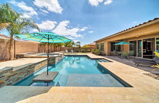 Hot Tub and Putting Green Home in Surprise