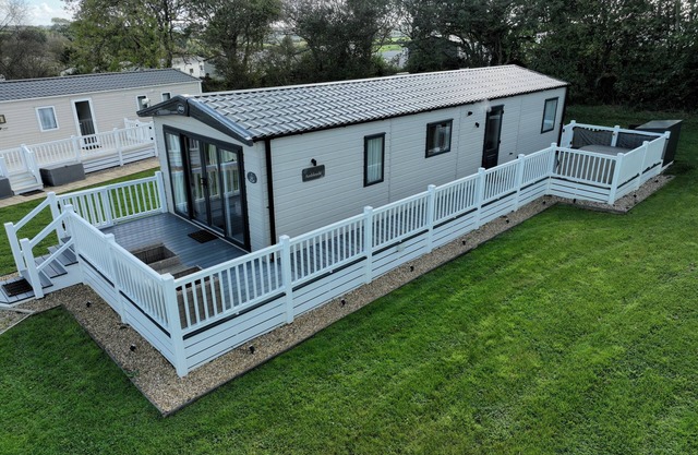 Hot Tub Lodge Cornwall - Meadow Lakes Holiday Park