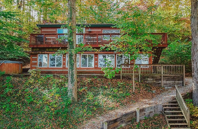 Hot tub overlooking Lake Monroe. Pet Friendly!