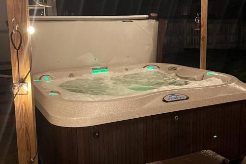 Hot Tub-Pool Table-Fire Pit! Great hang out place!