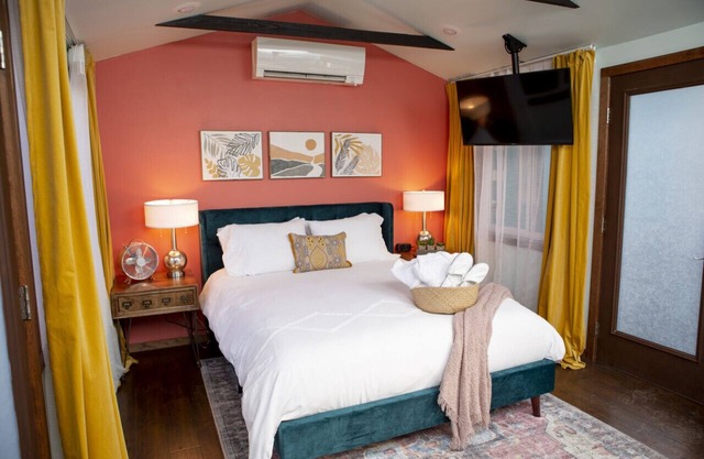 Hot Tub Studio! Sparkling Clean, Close to Oldtown.
