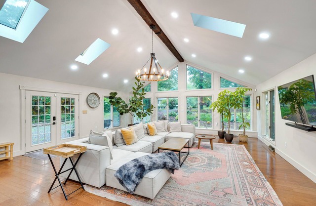 Hot Tub & Theater Room: Getaway in Falling Waters