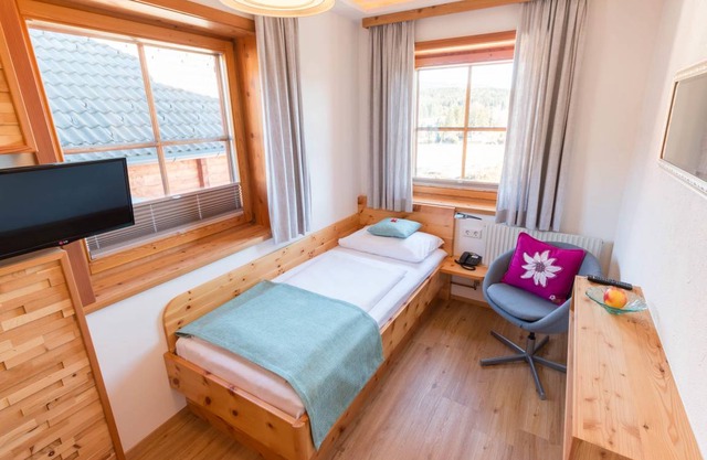 Hotel ∙ Single room, shower, toilet