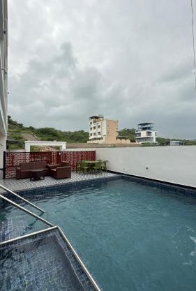 Hotel White Aura