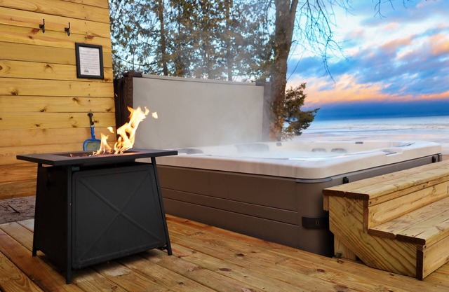 HotTub, Premium Beach Access, BBQ, Natural Fire Place, FirePit, 1hr from Lambeau