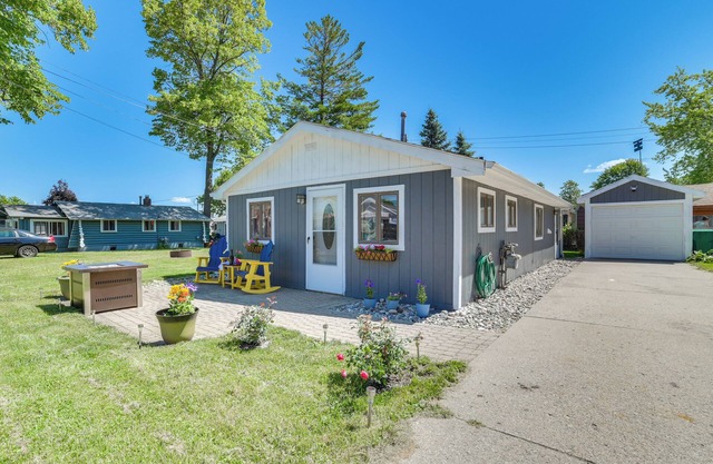 Houghton Lake Cottage w/Patio: Walk to Waterfront